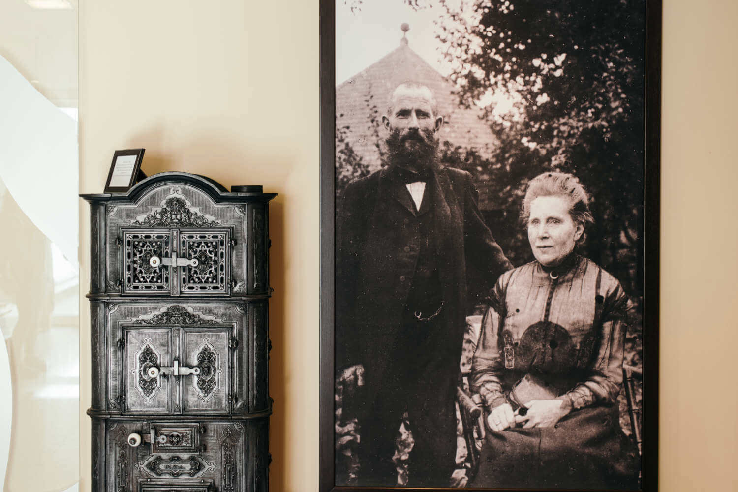 Portrait von den Gründern Anton und Ida Diedrich im Foyer nahe der Rezeption