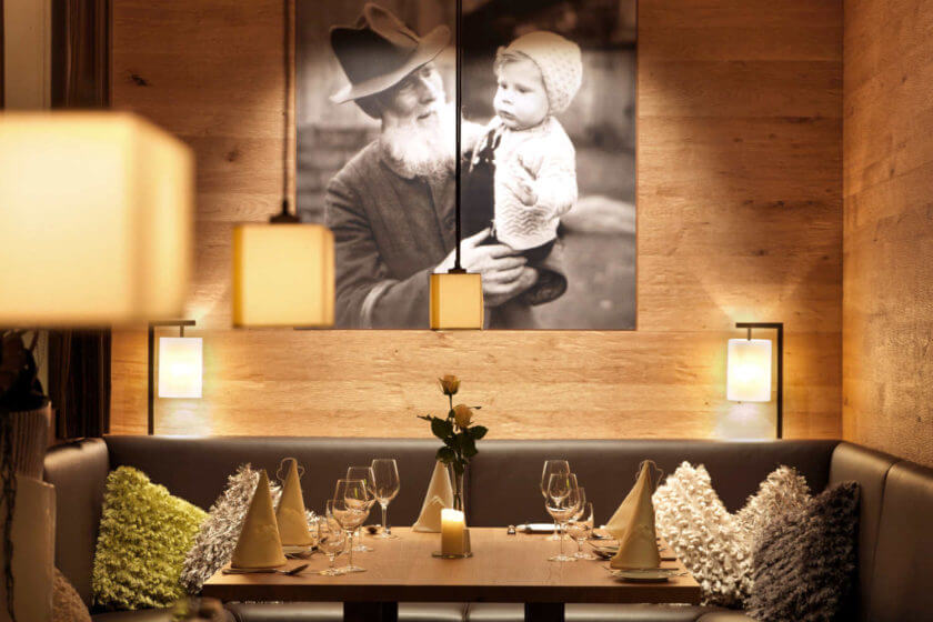 Ein Ecktisch im Restaurant, über dem ein Bild von Gründer Anton Diedrich mit Enkel Reinhard Diedrich hängt