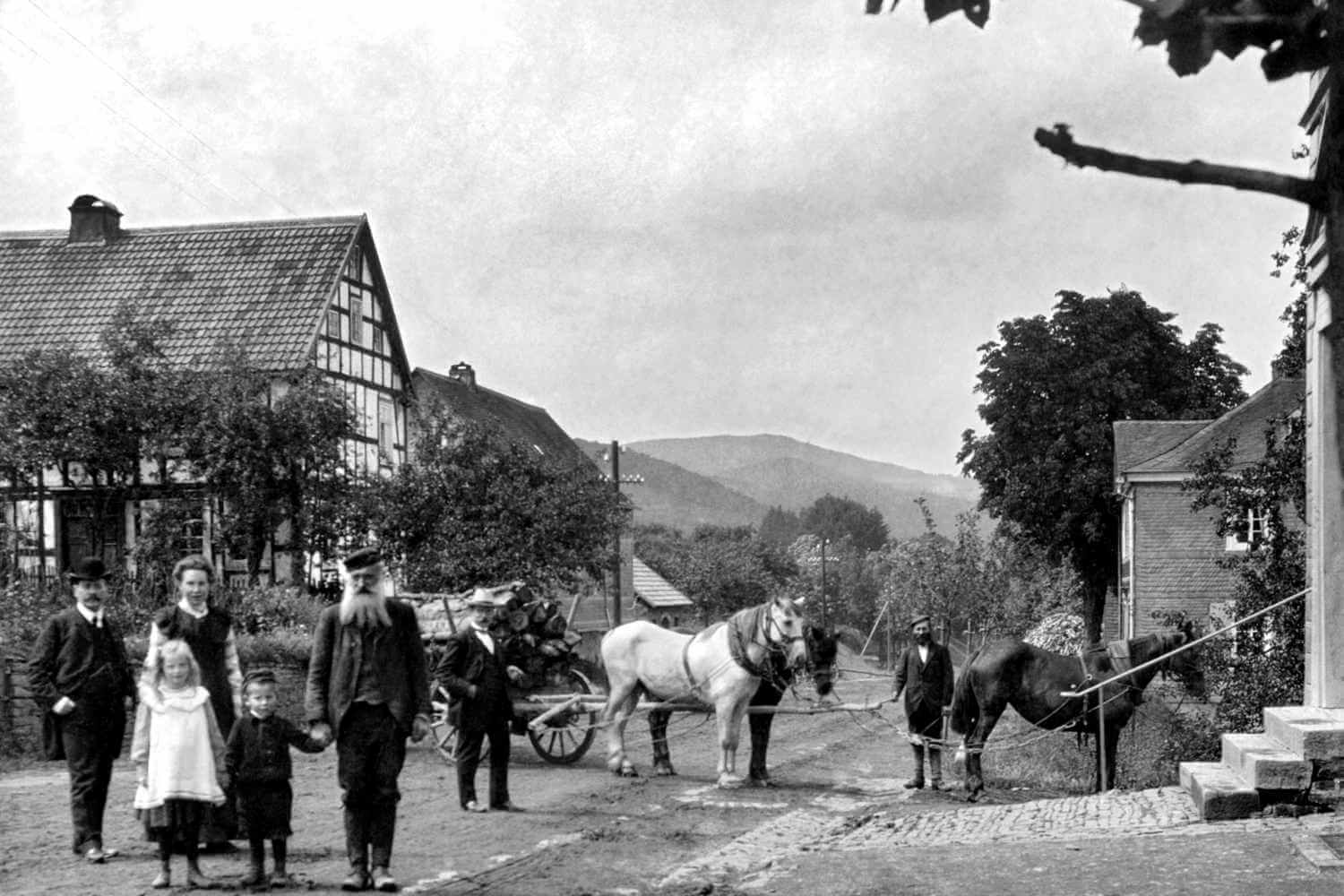 Gruppenfoto aus dem Jahre 1900 vor dem damaligen Hotel Diedrich