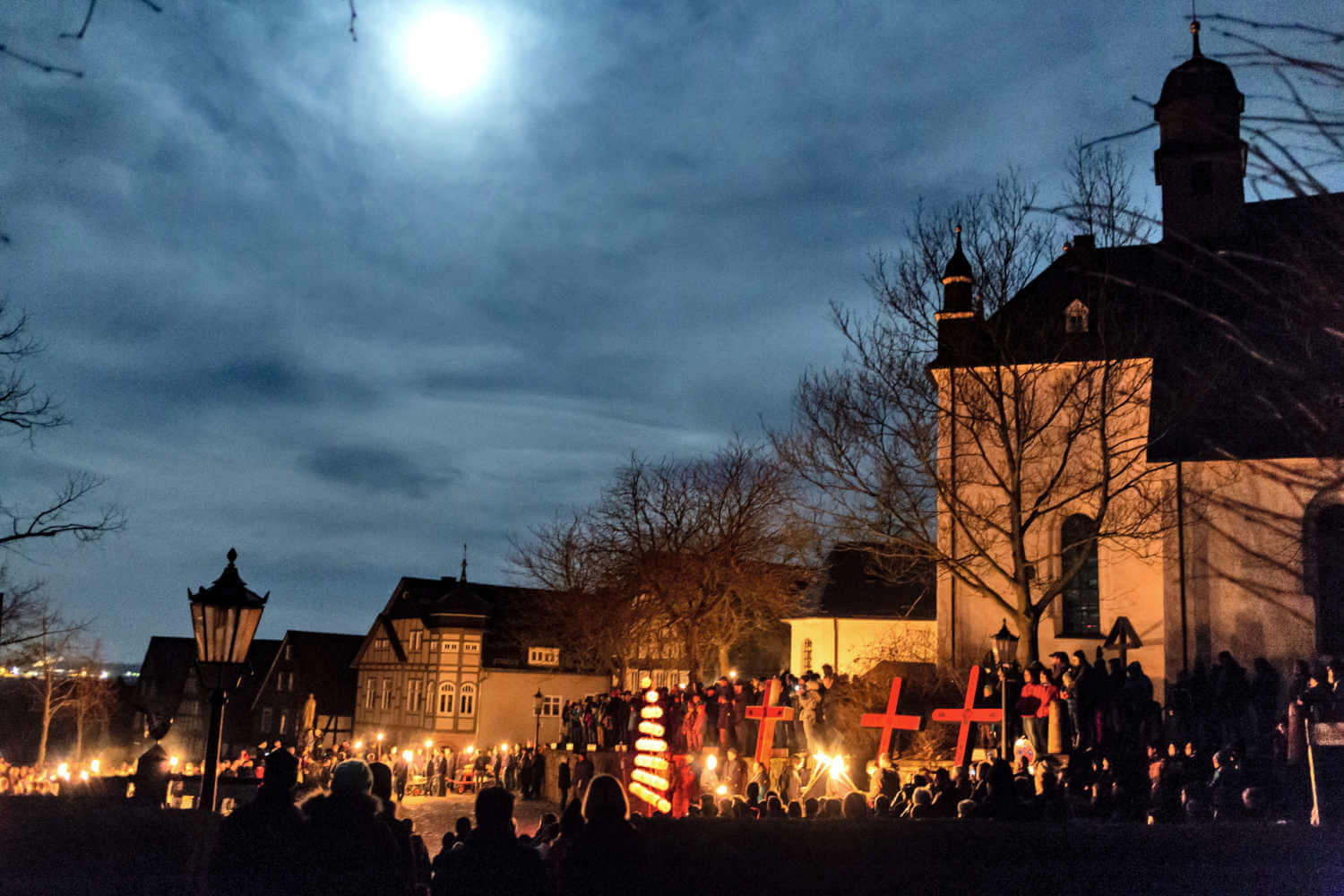 Aufnahme der Hallenberger Osternacht um Mitternacht an der Pfarrkirche St. Heribert im mystischen Mondschein