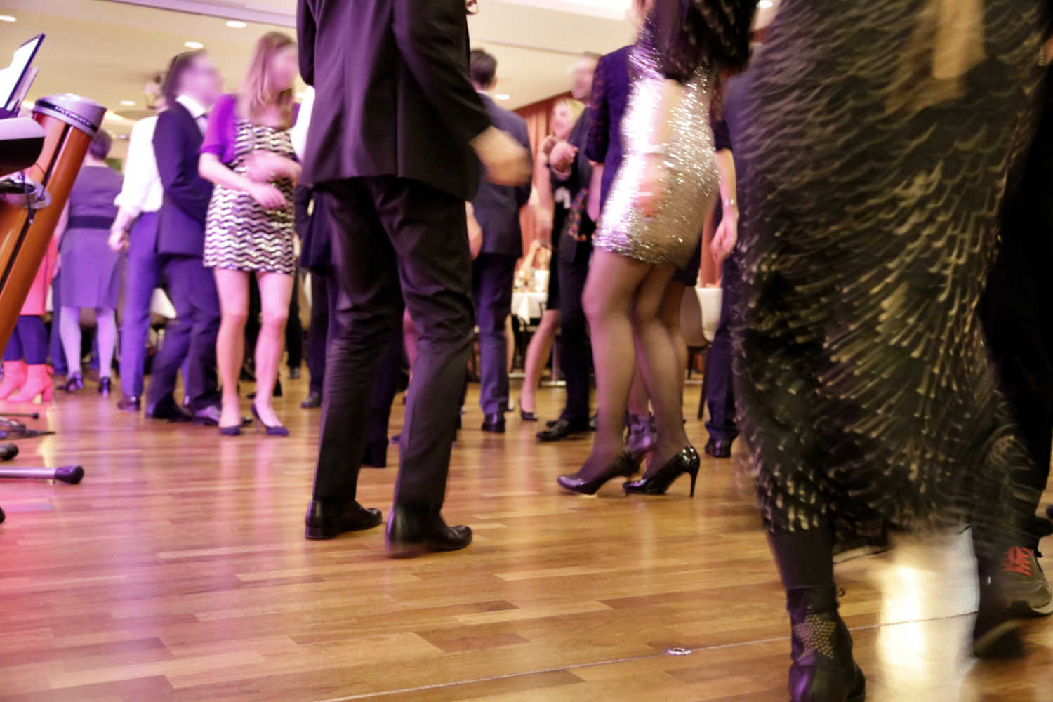 Die tanzenden Beine der gut gelaunten Gäste am Silvesterabend