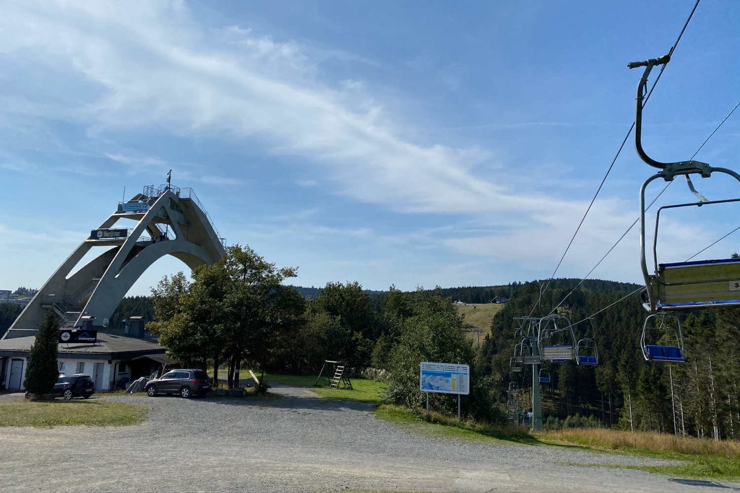 Die Sprungschanze im Winterberg mit Gastronomiegebäude und angrenzendem Sessellift