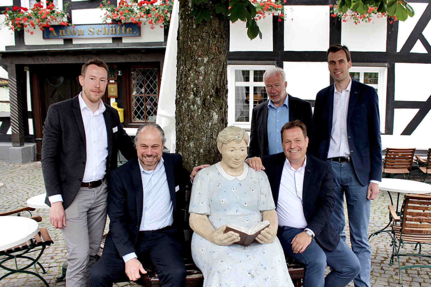 Gruppenfoto im Sitzen der fünf Gründungsmitlieder der Hotelkooperation Die Sterne im Sauerland