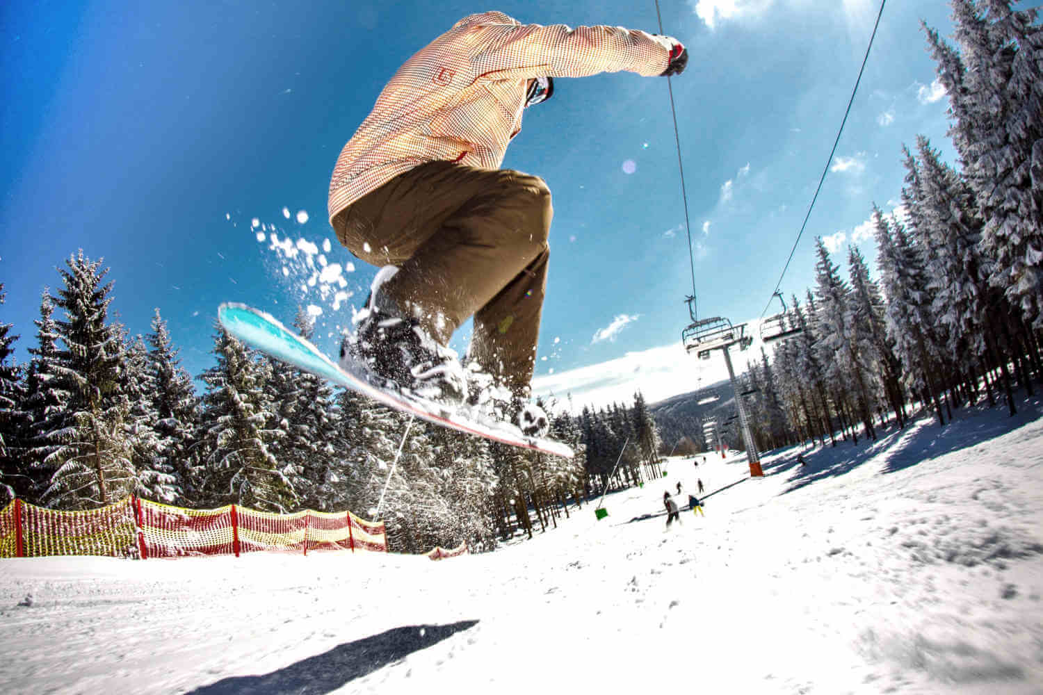 Im Skiliftkarussell Winterberg ist ein Snowboarder in die Luft gesprungen