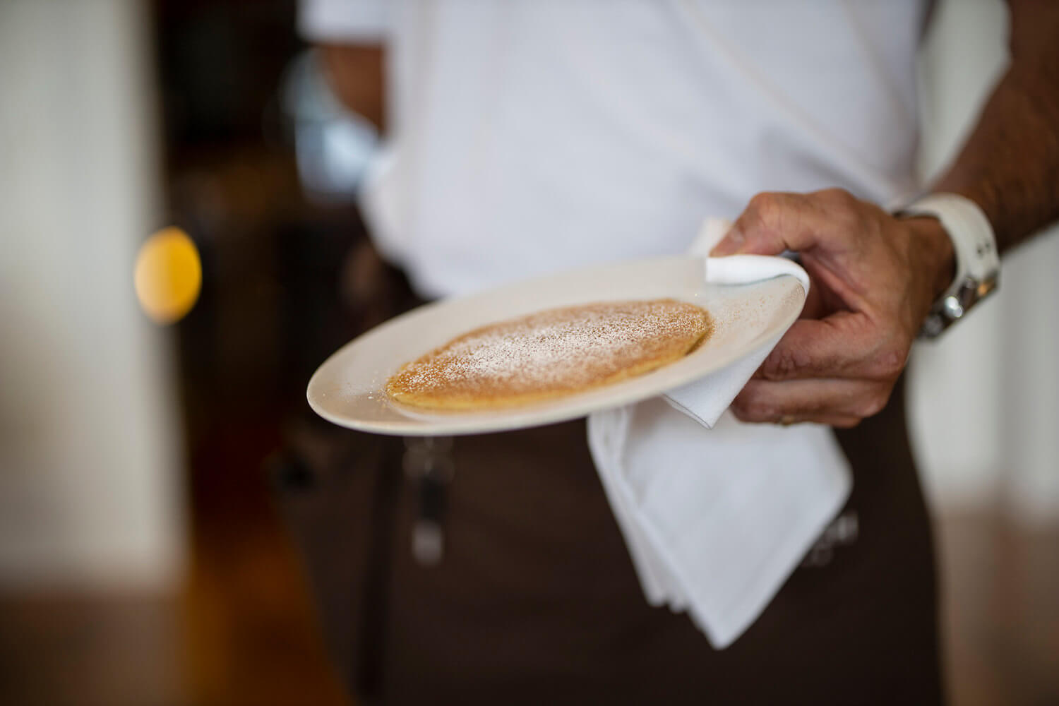 Zum Frühstück wird ein Pfannkuchen auf einem Kuchenteller serviert - Hotel Diedrich