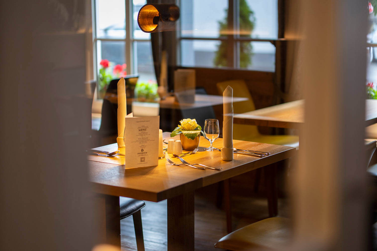 Blick durch die Glasscheibe der Eingangstür des Restaurants Alte Post im Hotel Diedrich