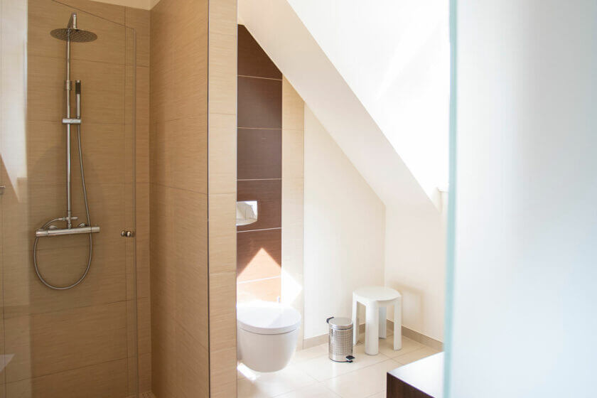 Blick ins Badezimmer im Einzelzimmer "Lichtflügel Rückseite", DIEDRICH Wellnesshotel & SPA
