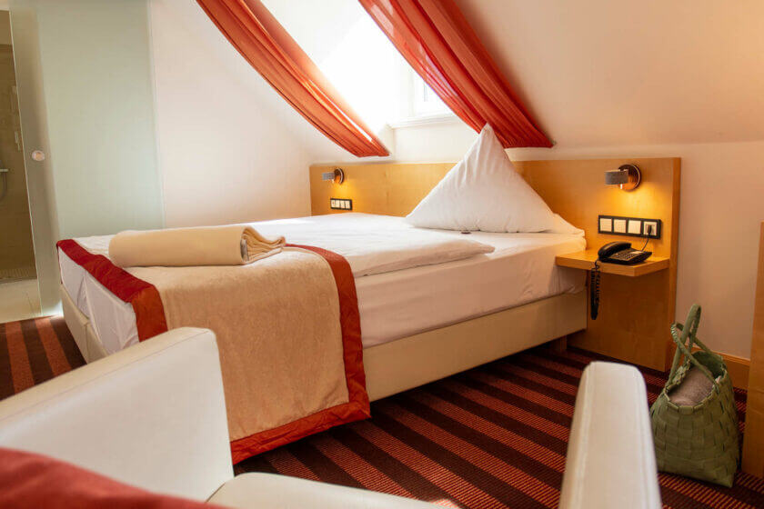 Blick auf das gemütliche Bett im Einzelzimmer "Lichtflügel Rückseite" im DIEDRICH Wellnesshotel & SPA in NRW