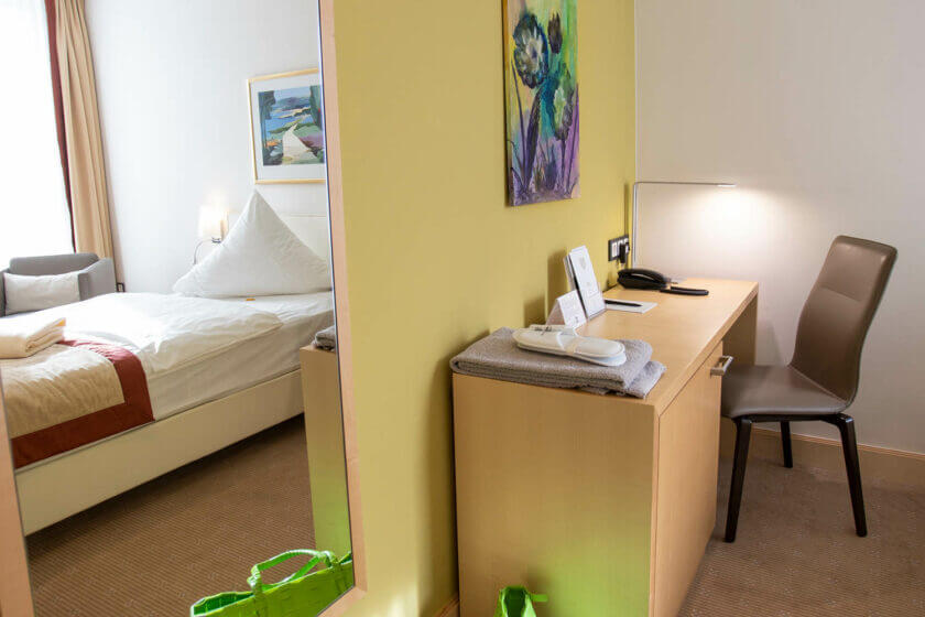Schreibtisch und Bett im "Einzelzimmer Stammhaus A Straßenseite", Hotel Diedrich in NRW