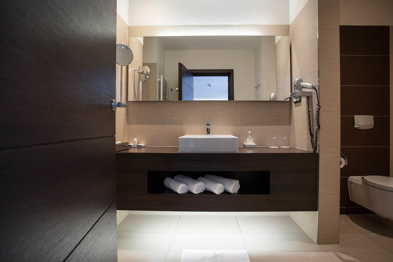 Blick auf den hölzernen Waschtisch im Badezimmers des Doppelzimmers "Lichtflügel A Talseite" im Hotel Diedrich