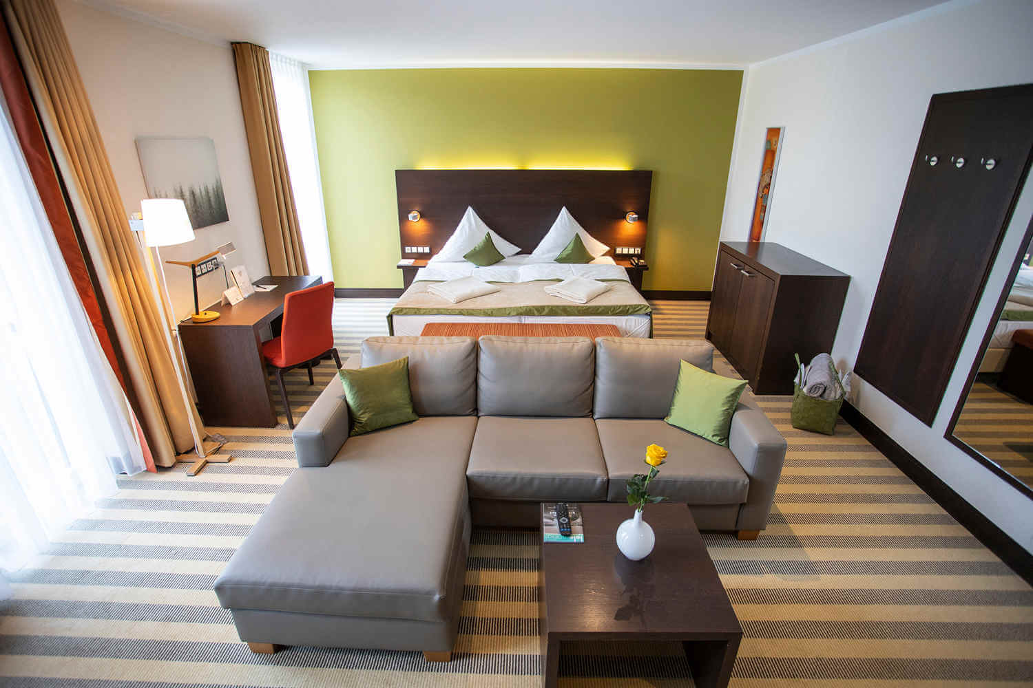 Blick auf das gesamte Doppelzimmer "Lichtflügel A Talseite" im Hotel Diedrich in Hallenberg