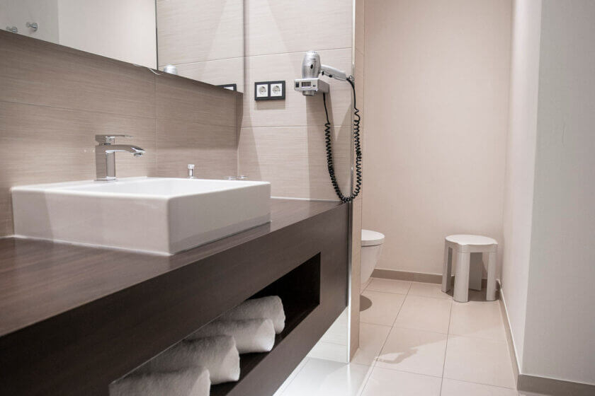 Blick auf den Waschtisch und den WC-Bereich im Doppelzimmer "Lichtflügel A Talseite", DIEDRICH Wellnesshotel & SPA im Hochsauerland