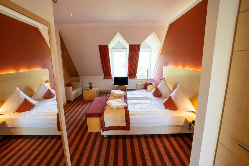 Blick vom Eingang aus in das Doppelzimmer "Lichtflügel A Talseite" im Hotel Diedrich, Sauerland