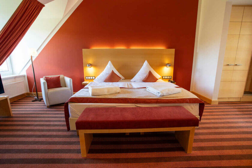 Blick auf das gemütliche Doppelbett im Doppelzimmer "Lichtflügel A Talseite", DIEDRICH Wellnesshotel & SPA