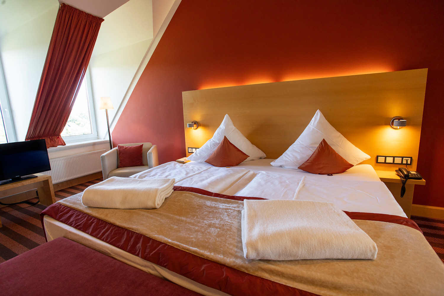 Blick auf das Bett im Doppelzimmer "Lichtflügel A Talseite", Hotel Diedrich im Sauerland