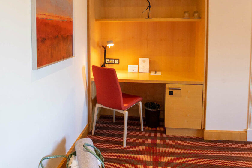 Schreibtischecke im Doppelzimmer "Lichtflügel A Talseite" im Hotel Diedrich im Hochsauerland