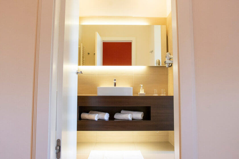 Einblick durch die Tür ins Badezimmer im Doppelzimmer "Lichtflügel A Talseite", Hotel Diedrich im Sauerland