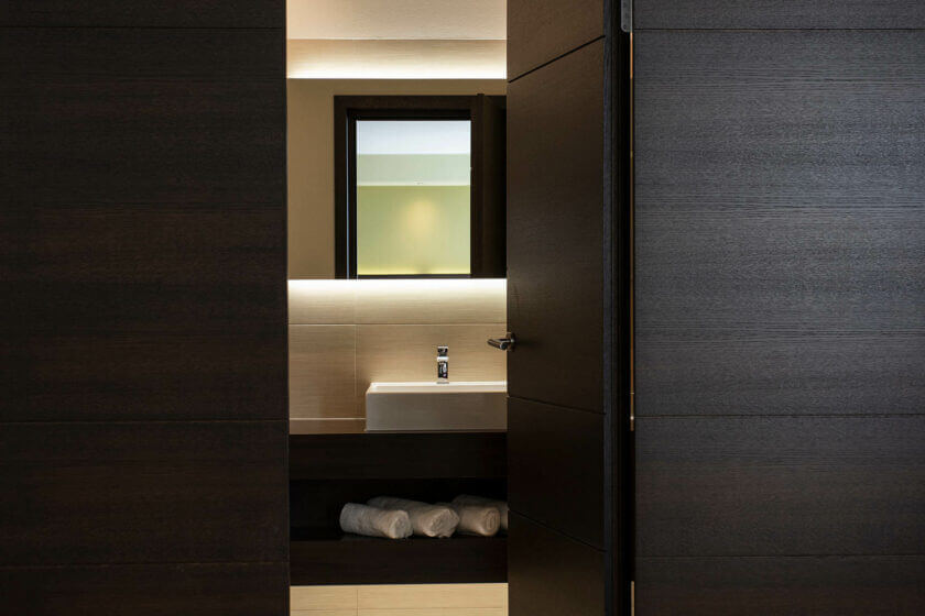 Blick durch die leicht geöffnete Tür ins Badezimmer im Doppelzimmer "Lichtflügel A Straßenseite" im DIEDRICH Wellnesshotel & SPA in Hallenberg, NRW
