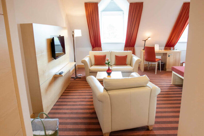 Stilvoller Sitzbereich im Doppelzimmer "Lichtflügel A Straßenseite" im Hotel Diedrich, Hallenberg in NRW