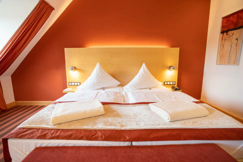 Komfortables Bett im Doppelzimmer "Lichtflügel A Straßenseite" im DIEDRICH Wellnesshotel & SPA, Hallenberg im Hochsauerland