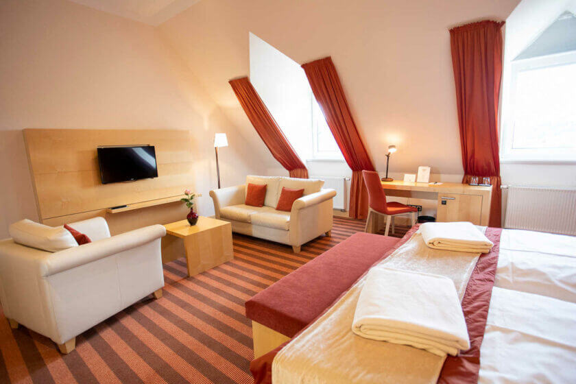 Blick auf den gemütlichen Wohnbereich im Doppelzimmer "Lichtflügel A Straßenseite", Hotel Diedrich im Sauerland, NRW