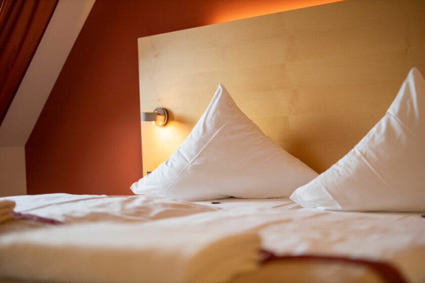 Blick auf die Kissen im Bett des Doppelzimmer "Lichtflügel A Straßenseite" im Hotel Diedrich im Sauerland