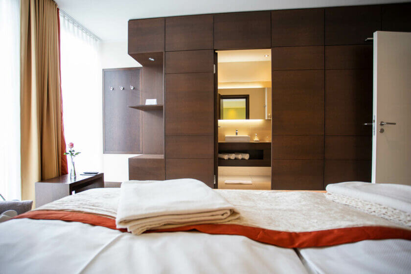 Blick vom Bett aus durch die Tür ins Badezimmers; im Doppelzimmer "Lichtflügel B Straßenseite" im DIEDRICH Wellnesshotel & SPA