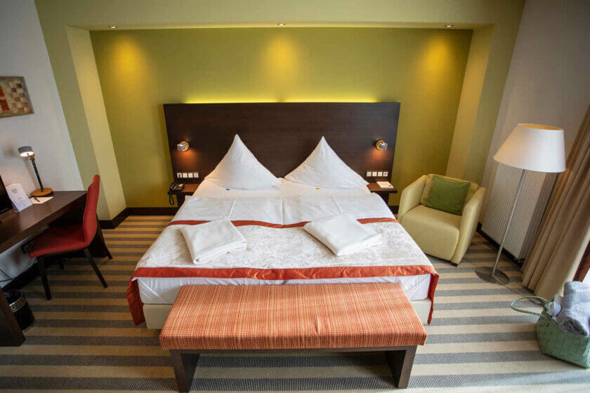 Blick auf das Doppelbett in der Zimmerkategorie "Lichtflügel B Straßenseite" im Hotel Diedrich, Hallenberg in NRW