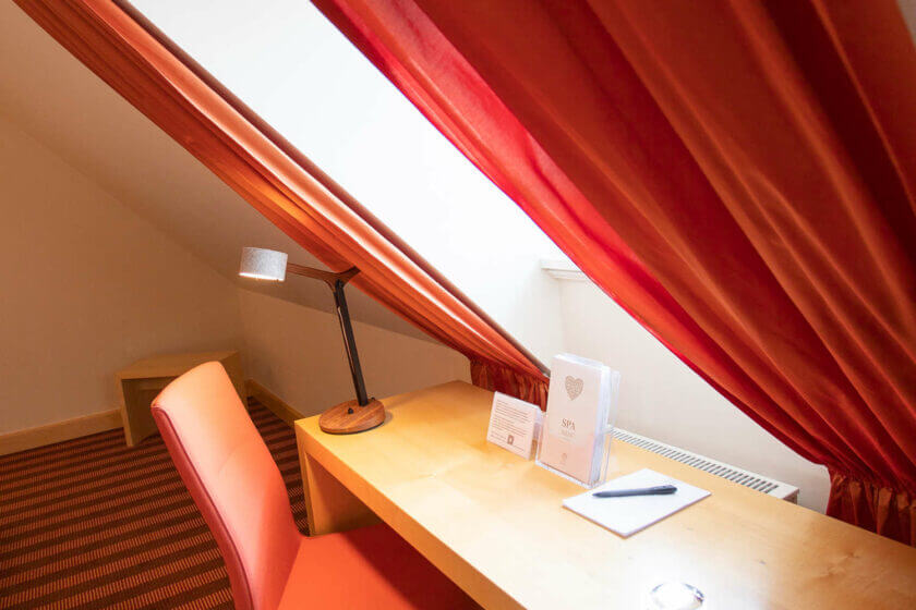 Schreibtisch unter dem Fenster im Doppelzimmer "Lichtflügel B Straßenseite" im Hotel Diedrich im schönen Hallenberg