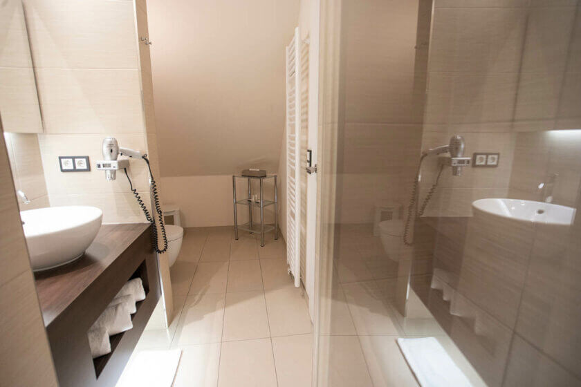 Einblick in das Badezimmer im Doppelzimmer "Lichtflügel B Straßenseite" im Hotel Diedrich in NRW