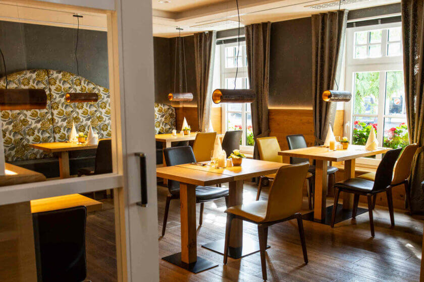 Einblick durch die Tür in das Restaurant "Alte Post" im DIEDRICH Wellnesshotel & SPA