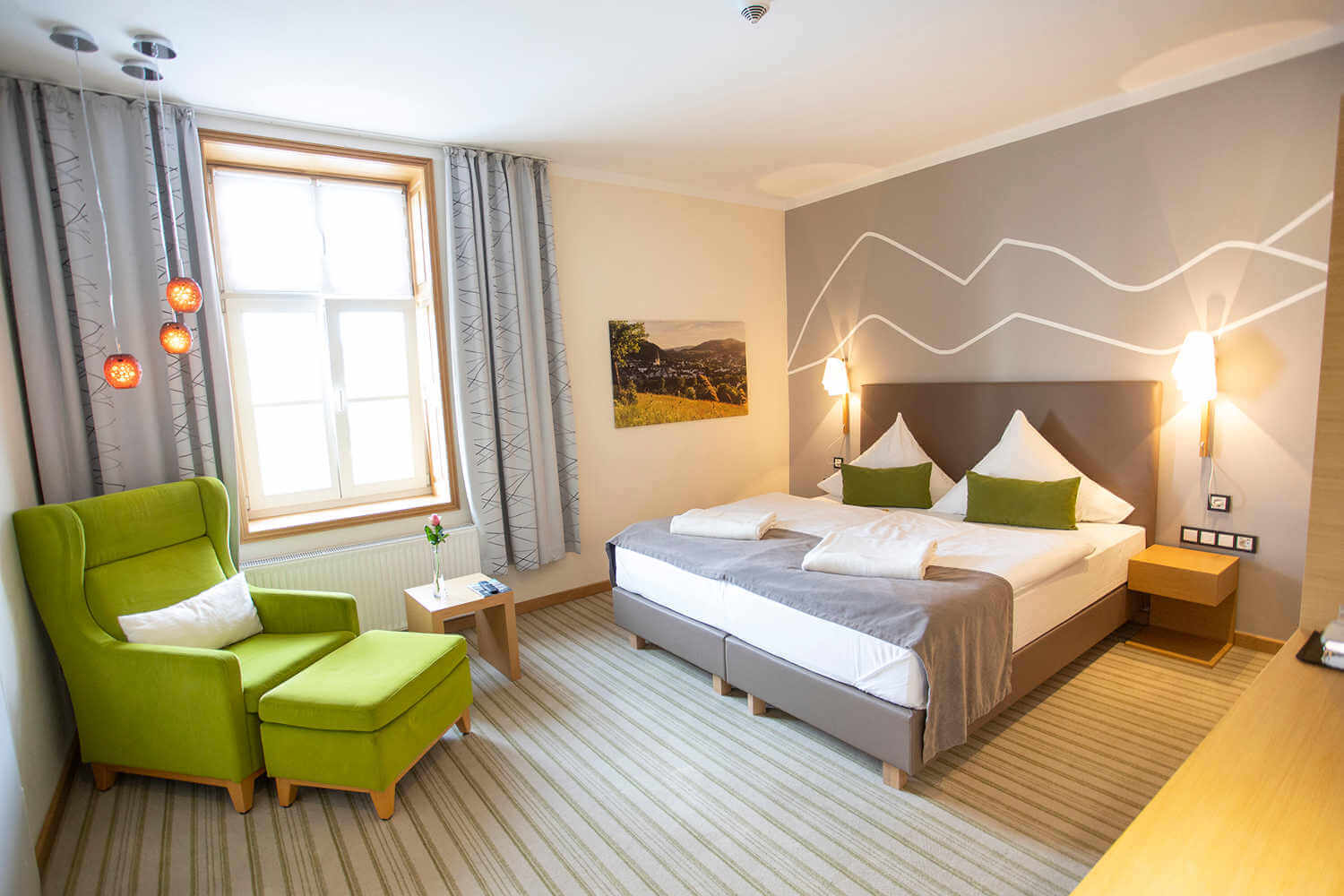 Doppelzimmer "Stammhaus A Talseite" mit gemütlichem Sessel im Hotel Diedrich, Hallenberg im Sauerland
