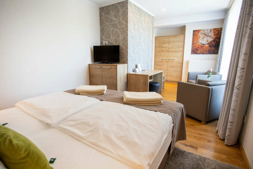 Blick vom Bett aus in das Doppelzimmer "Stammhaus A Talseite"; Hotel Diedrich, Hallenberg im Sauerland
