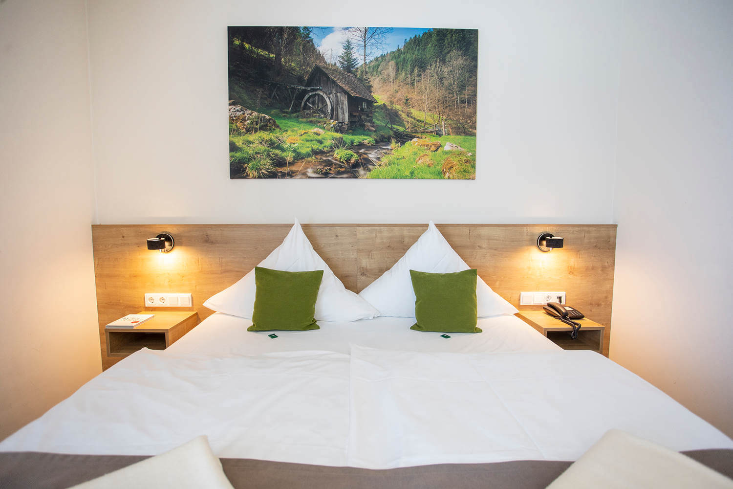 Blick auf das Doppelbett im Zimmer "Stammhaus A Talseite" im DIEDRICH Wellnesshotel & SPA im Sauerland