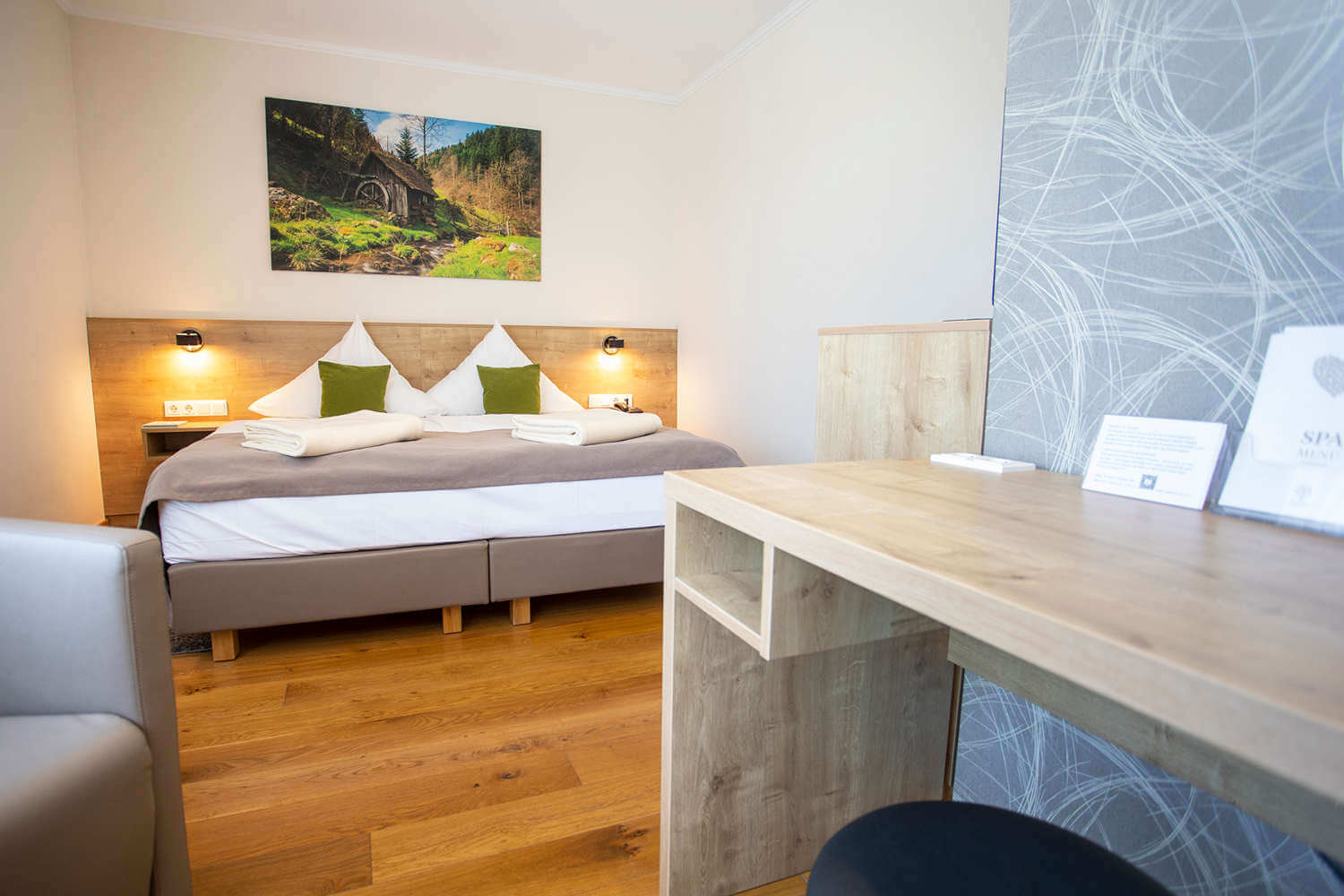 Blick über den Schreibtisch auf das Bett im Doppelzimmer "Stammhaus A Talseite" im Hotel Diedrich, Sauerland in Nordrhein-Westfalen
