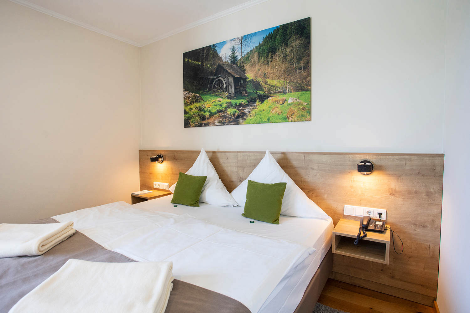 Komfortables Bett im Doppelzimmer "Stammhaus A Talseite" im Hotel Diedrich im Sauerland