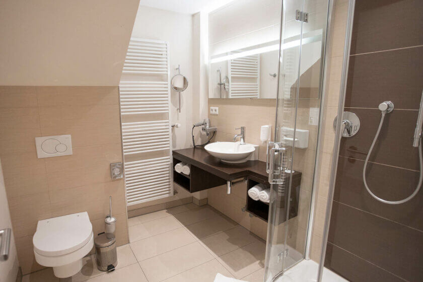 Badezimmer eines Doppelzimmers der Kategorie "Stammhaus A Talseite" im Hotel Diedrich, Sauerland in NRW