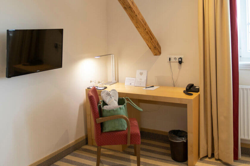 Blick auf den Schreibtischstuhl mit Wellness-Tasche im Doppelzimmer "Stammhaus A Talseite", Hotel Diedrich im Sauerland