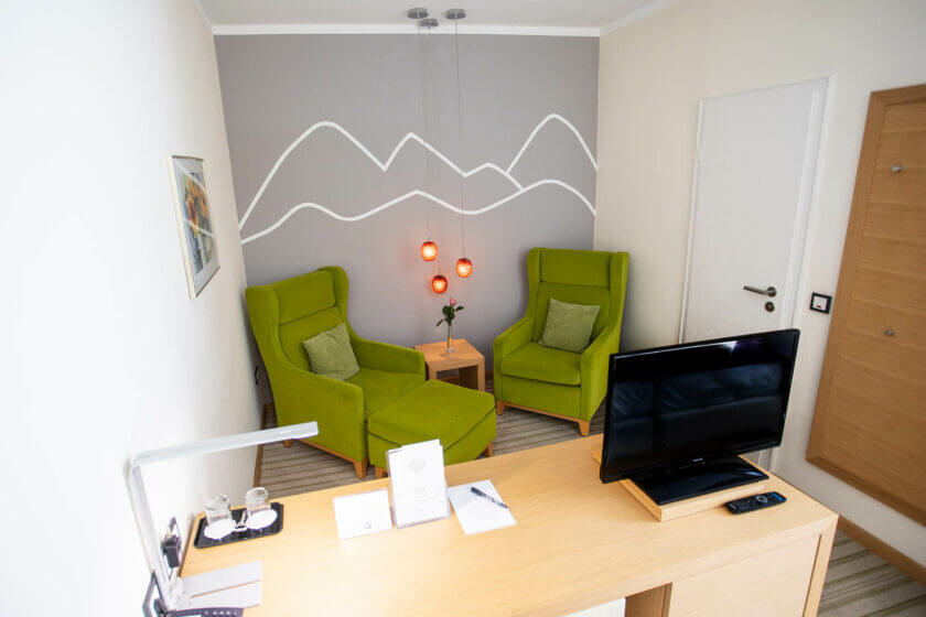 Sitzeecke und Schreibtisch im gemütlichen Doppelzimmer "Stammhaus A Straßenseite" im Wellnesshotel Diedrich, Sauerland
