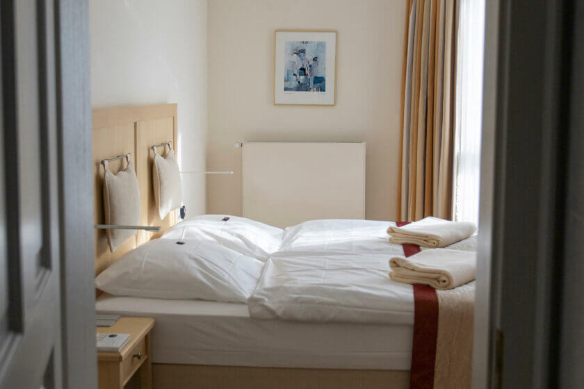 Blick auf das Doppelbett in der Kategorie "Stammhaus A Straßenseite" im DIEDRICH Wellnesshotel & SPA in Hallenberg im schönen Nordrhein-Westfalen