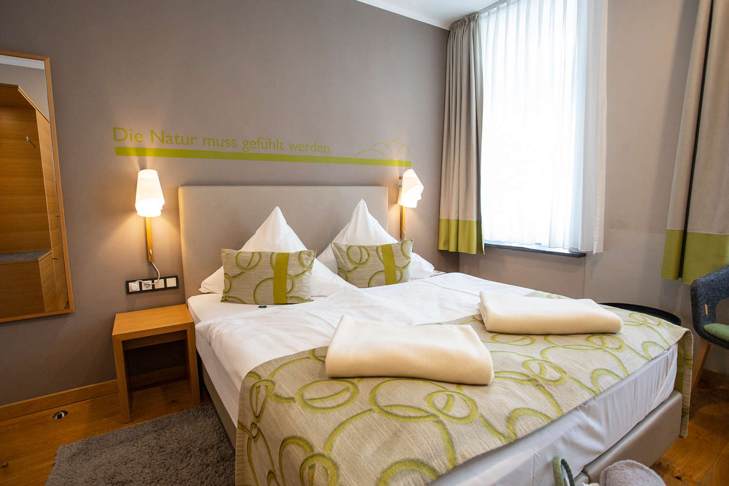 Blick auf das Bett im Doppelzimmer "Stammhaus B Talseite", Hotel Diedrich in Hallenberg