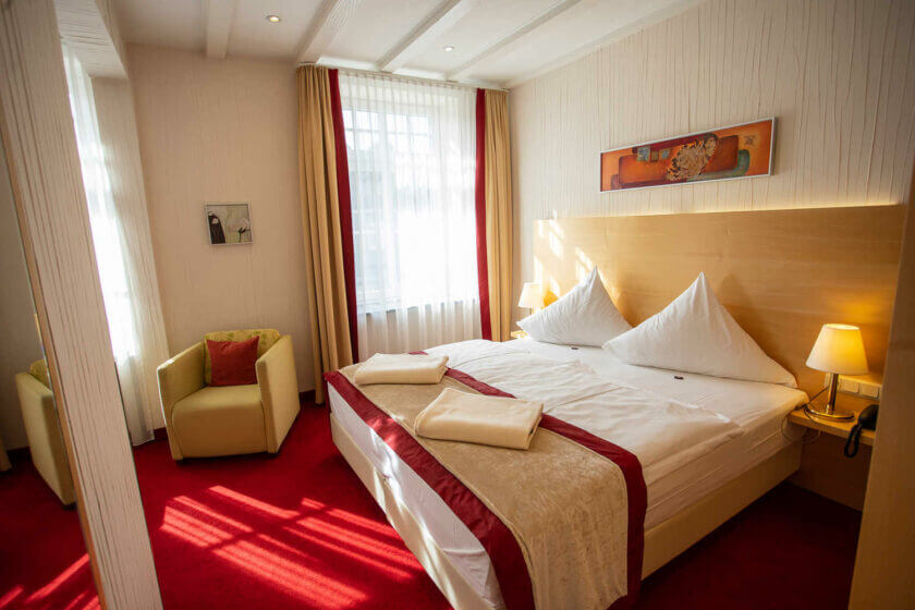 Doppelbett im Zimmer der Kategorie "Stammhaus B Straßenseite" im Hotel Diedrich, Hallenberg in NRW