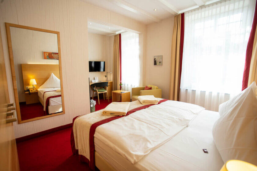 Blick in das Zimmer der Kategorie "Stammhaus B Straßenseite" im Hotel Diedrich, Sauerland in NRW