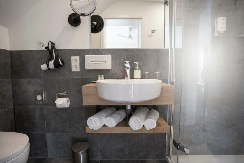 Runder Waschtisch und verglaster Duschbereich im Doppelzimmer "Stammhaus B Straßenseite" des Hotel Diedrich, Hallenberg in Nordrhein-Westfalen