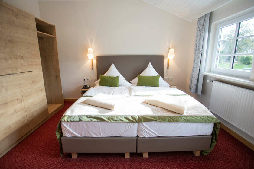 Bett im Doppelzimmer "Stammhaus B Straßenseite" im DIEDRICH Wellnesshotel & SPA in Hallenberg, NRW
