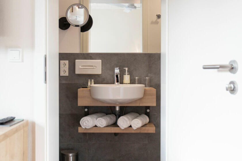Waschtisch im Badezimmer des Doppelzimmers "Stammhaus B Straßenseite" im DIEDRICH Wellnesshotel & SPA in Hallenberg