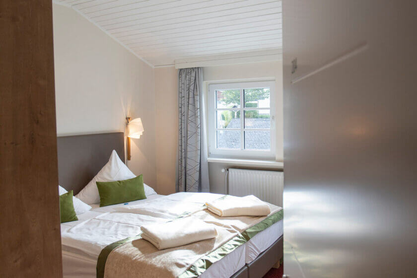 Blick auf das Bett im Doppelzimmer "Stammhaus B Straßenseite" im DIEDRICH Wellnesshotel & SPA im schönen Sauerland