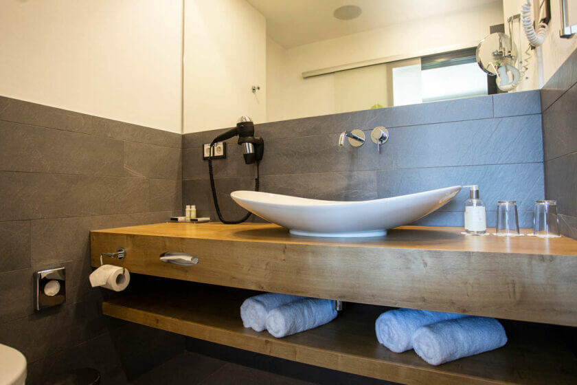 Waschtisch mit eingerollten Handtüchern im Doppelzimmer "Stammhaus Premium Plus Talseite" im DIEDRICH Wellnesshotel & SPA in Hallenberg, Sauerland