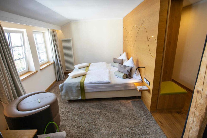 Seitlicher Blick auf das gemütliche Doppelzimmer "Stammhaus Premium Plus Talseite" im DIEDRICH Wellnesshotel & SPA, NRW