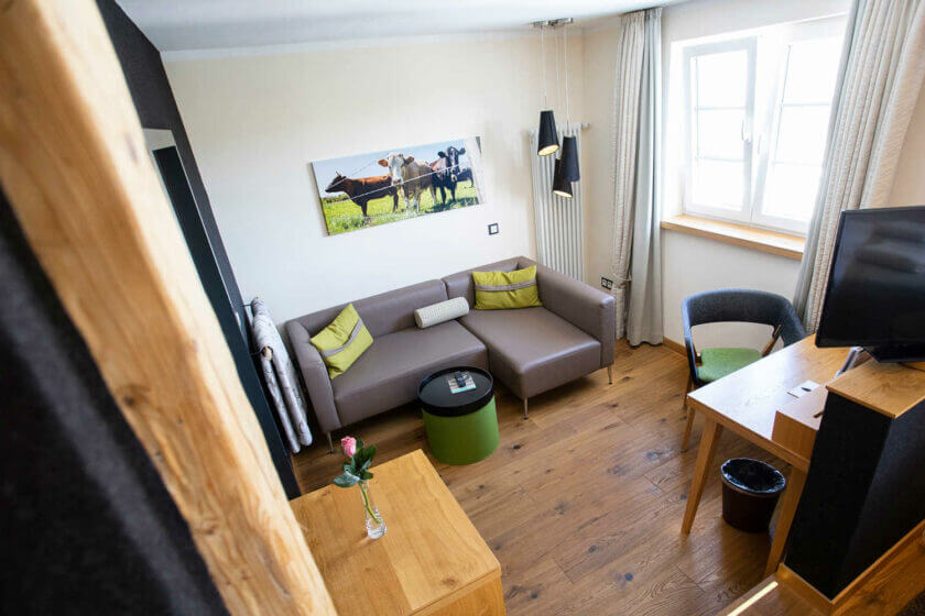 Gemütlicher Sofa-Bereich im Zimmer "Stammhaus Premium Plus Talseite" des Wellnesshotels Diedrich in Hallenberg, Sauerland